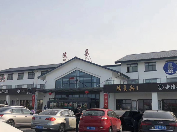 上海打拆遷官司的律師帶您了解武漢房屋拆遷補償?shù)淖钚抡? src="/uploads/htc627/82.jpg"/></p>
<p>
　　一、武漢屋宇拆遷賠償三大變化
</p>
<p>
　　1、新增艱苦補助措施
</p>
<p>
　　《指引》增加了住房艱苦貼補，即征收小我私家室廬屋宇，修筑面積缺乏60平方米（觸及屋宇所有權(quán)、承租權(quán)共有的，屋宇建筑面積合并計算）且為被征收人、公有房屋承租人唯一住房，被征收人、公有房屋承租人選擇貨幣補償，可以給予住房困難補助。
</p>
<p>
　　2、增添布告或征求意見環(huán)節(jié)
</p>
<p>
　　在現(xiàn)行征收步伐的基礎(chǔ)上，增加了一些布告或收羅意見的環(huán)節(jié)。
</p>
<p>
　　如征收賠償計劃收羅看法時，屋宇征收部分應(yīng)該同時布告被征收屋宇近似房地產(chǎn)市場價格咨詢意見，還應(yīng)當(dāng)征求被征收人、公有房屋承租人選擇征收補償方式的意見，告知被征收人、公有房屋承租人反饋意見的方式。
</p>
<p>
　　3、危房征收有了明確認定規(guī)范
</p>
<p>
　　《指引》聯(lián)系已有的政策劃定及屋宇征收事情實踐，明確量化了危房集中、基礎(chǔ)設(shè)施落后的具體標(biāo)準(zhǔn)：
</p>
<p>
　　危房修筑面積占擬征收范圍內(nèi)屋宇修筑面積40％以上的情況認定為危房集中；
</p>
<p style="TEXT-ALIGN: center"><img alt=